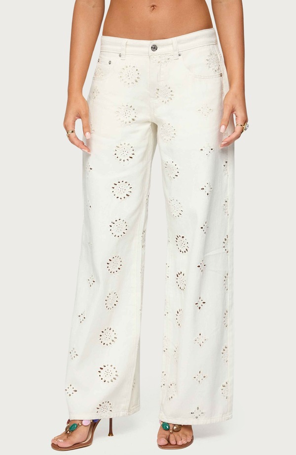 アディクテッド レディース ボトムス デニムパンツ ワイドレッグ ローライズ 刺繍 ジーンズ EDIKTED Eyelet Embroidered Low Rise Wide Leg Jeans White ホワイト｜ReVida 店 21,560円