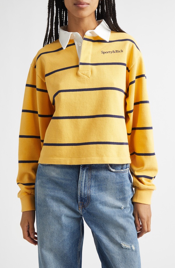 スポーティ アンド 分限者 レディース トップス プルオーバー 綿織物 刺しゅう ロゴタイプ Sporty \u0026 Rich Serif Logo Embroidered Cotton Long Sleeve Rugby Polo Faded Gold/ White/ Dark Navy 白いこと
