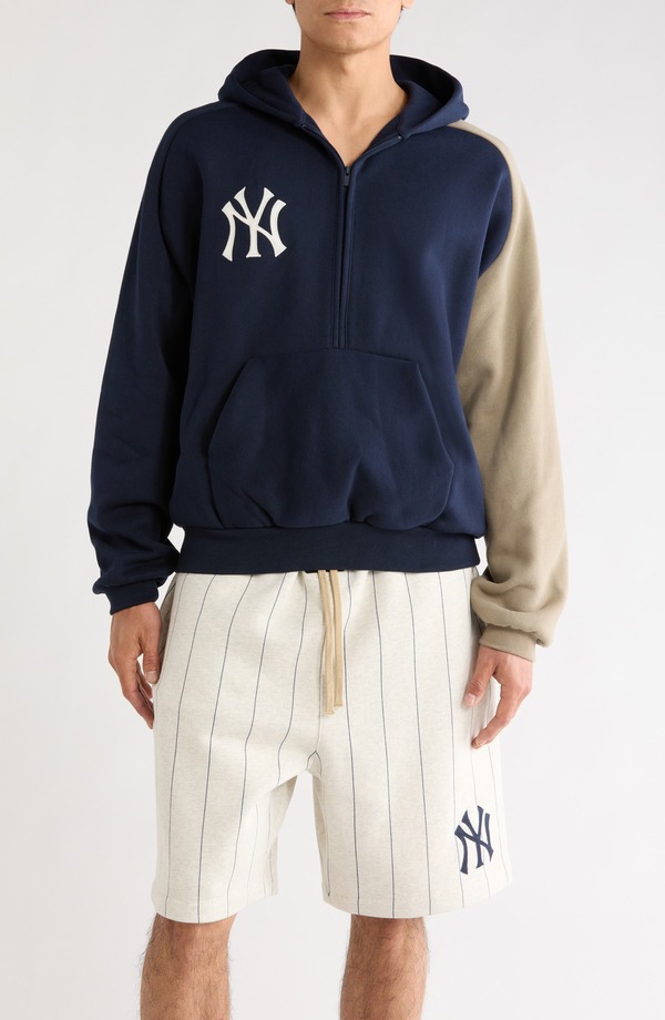 フィアオブゴッド メンズ アウター パーカー・スウェット ハーフジップ コットン フリース Fear of God Essentials x MLB New York Yankees Cotton Blend Fleece Half Zip Hoodie Dark Sapphire/ Overland サファイア｜ReVida 店 37,570円