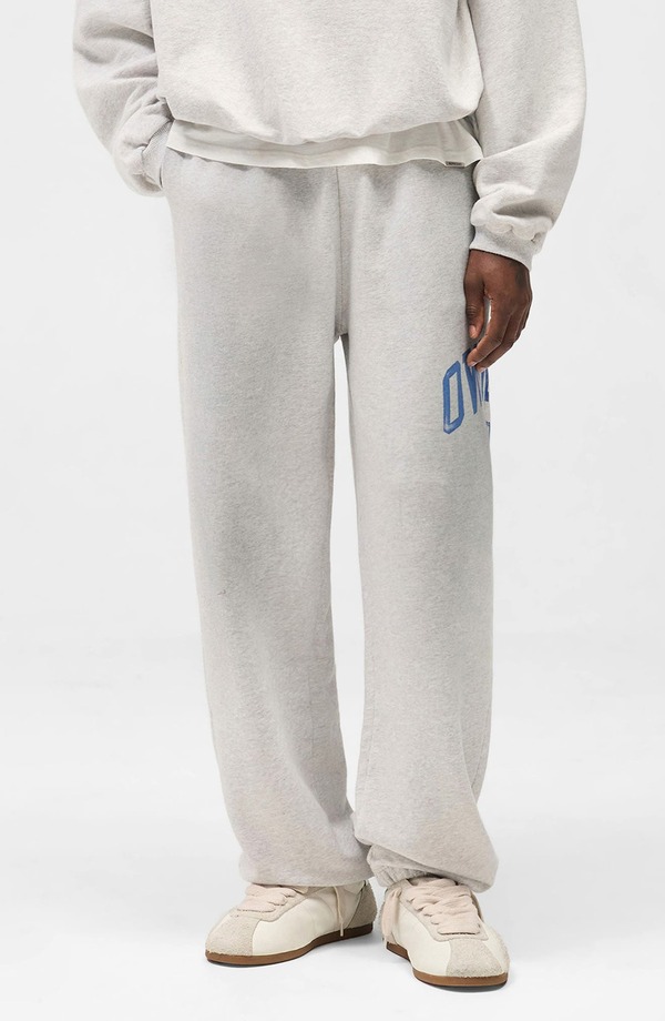 リプレゼント メンズ ボトムス カジュアルパンツ スウェットパンツ ロゴ グラフィック Represent Owners' Club Logo Graphic Sweatpantsprayed Ice Grey Marl グレー｜ReVida 店