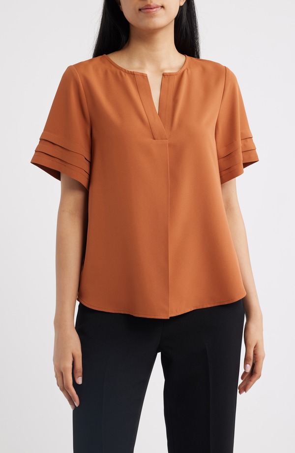 AK アンクライン レディース トップス シャツ プチ プリーツ AK ANNE KLEIN Pleated Split Neck Top (Petite) CEDAR SPICE｜ReVida 店