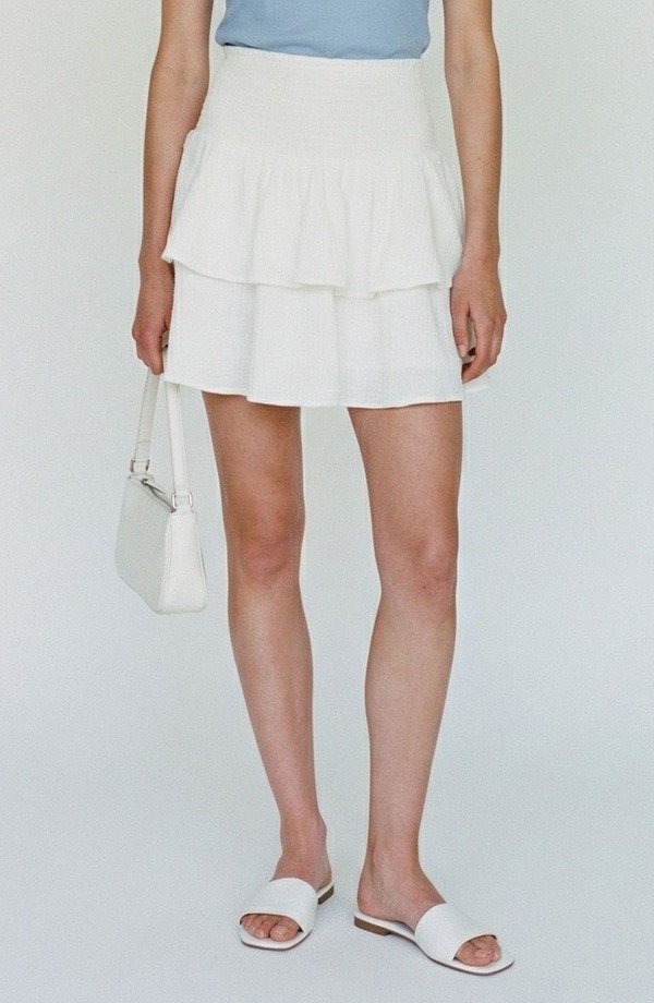 ヴェロモーダ レディース ボトムスカート ティアード ミニ シャーリング VERO MODA Natali Tie red Smocked Waist Miniskirt SNO WHITE ホワイト｜ReVida 店