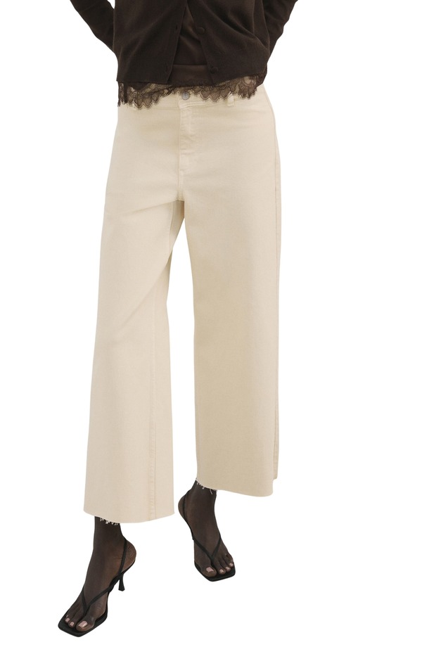 マンゴ レディース ボトムス デニムパンツ ワイドレッグ ハイウエスト プラスサイズ ジーンズ MANGO Catherin Frayed High Waist Wide Leg Culotte Jeans (Plus Regular) VANILLA｜ReVida 店