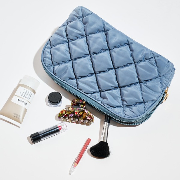 アーバンエクスプレッション レディース バッグ キルティング ナイロン URBAN EXPRESSIONS Cloud Kiss - Quilted Puffer Nylon Cosmetic & Travel Organizer Dome Pouch Dusty Blue ブルー|ReVida 店