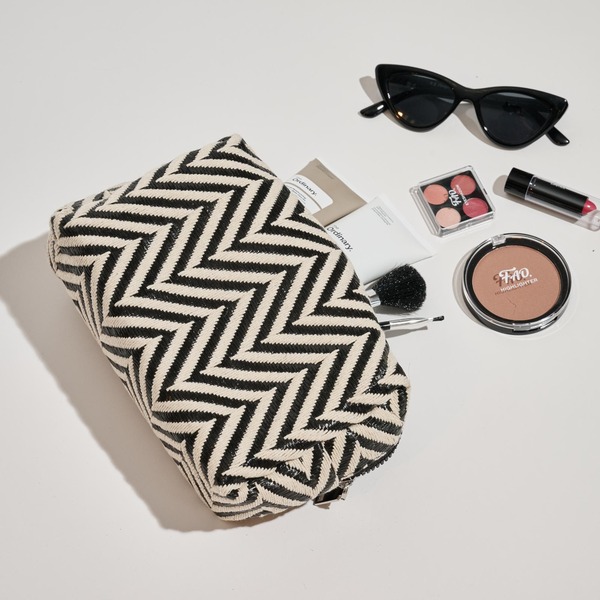 アーバンエクスプレッション レディース バッグ URBAN EXPRESSIONS Chevron Chicosmetic & Travel Organizer Pouch Black White ホワイト｜ReVida 店