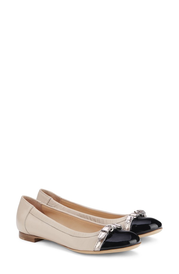 【送料無料】 エージーエル レディース パンプス シューズ Monika Cap Toe Ballet Flat (Women) NERO BEIGE COAL｜ReVida 店