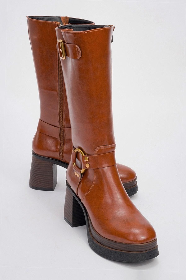 プロローグシューズ レディース ブーツ・レインブーツ ヒール Prologue Shoes Rock Buckle Zip Block Heel Boot (Women) Cognac Faux Leather｜ReVida 店
