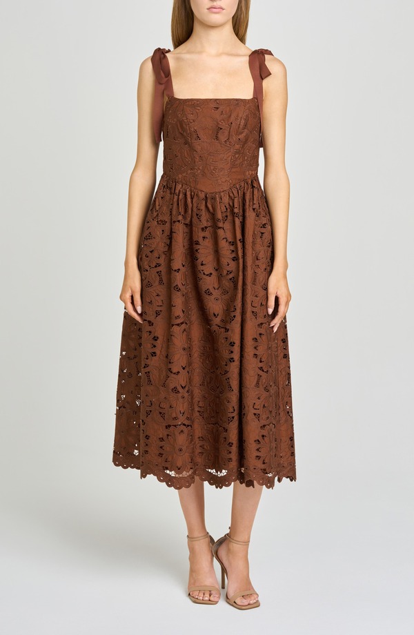 ワイフ レディース トップス ワンピース フラワー柄 ミディ コットン 刺繍 フラワー WAYF Kassi Floral Embroide red Tie Shoulder Cotton Midi Dress CHOCOLATE チョコレート｜ReVida 店