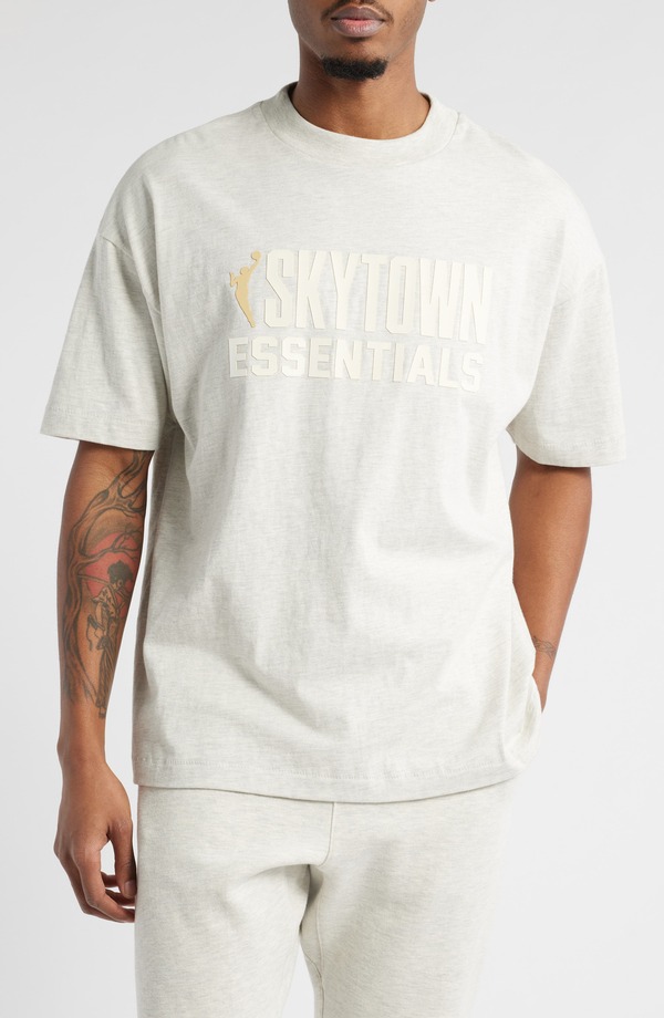 フィアオブゴッド メンズ トップス Tシャツ グラフィック Fear of God Essentials x WNBA Chicago Sky Graphic T-Shirt LIGHT HEATHER ヘザー｜ReVida 店