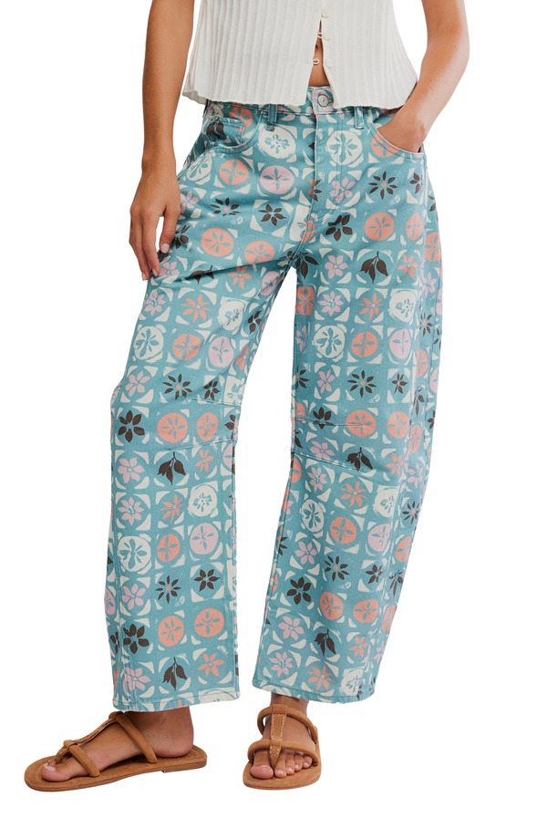 フリーピープル レディース ボトムス デニムパンツ プリント ジーンズ Free People Print Barreleg Jeans Jade Combo/ Ditsy Blue ブルー|ReVida 店
