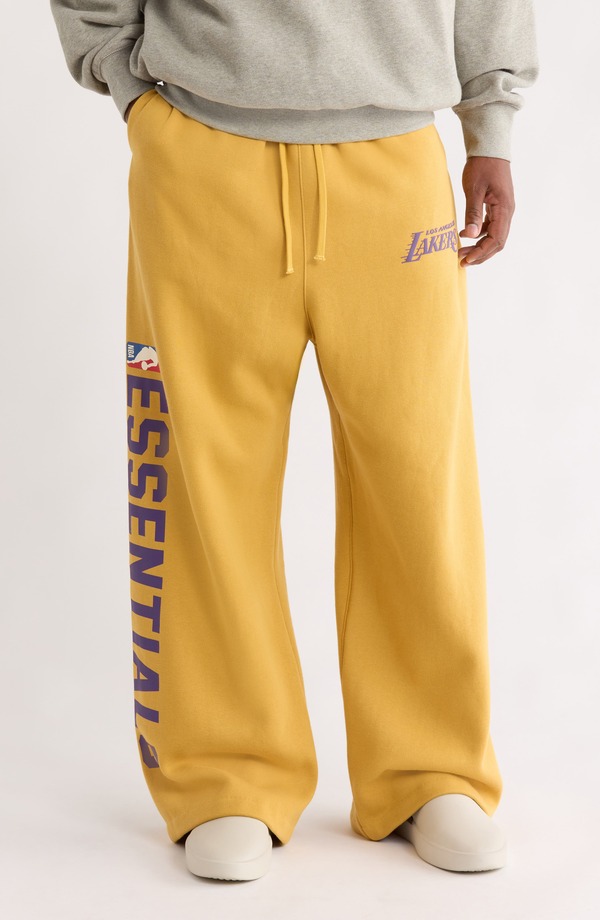 フィアオブゴッド メンズ ボトムス カジュアルパンツ スウェットパンツ Fear of God Essentials Lakers Lounge Fit Sweatpants Canyon