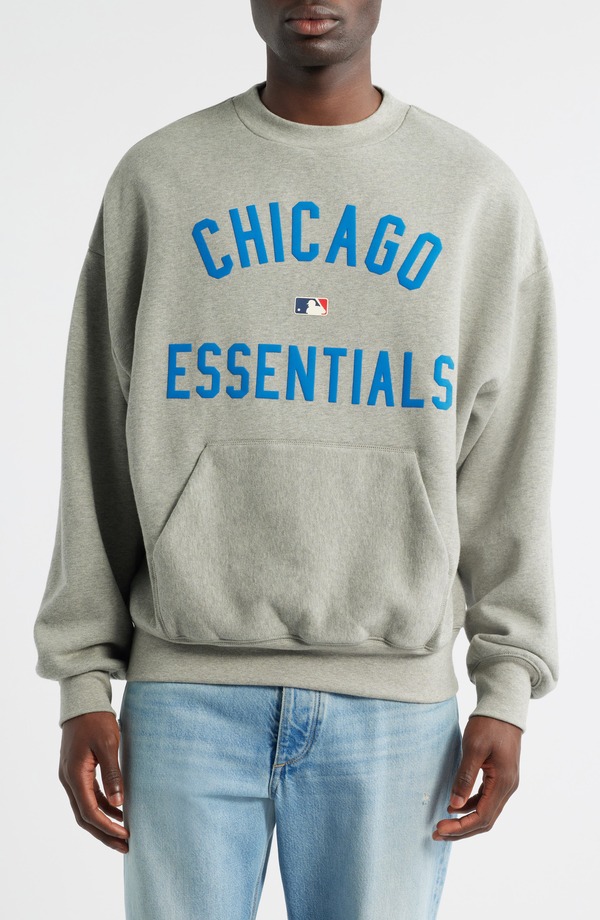 フィアオブゴッド メンズ アウター パーカー・スウェット クルーネック シャツ コットン グラフィック Fear of God Essentials MLB Cubsport Fit Cotton Graphicrewneck Sweatshirt Warm Heather ヘザー 22,485円