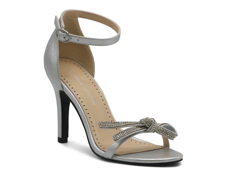 アドリアンヌヴィッタディーニ レディース シューズ サンダル Adrienne Vittadini Gertie Sandal Silver Metallic シルバー｜ReVida 店