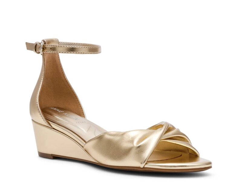 アンクライン レディース シューズ サンダル Anne Klein Whitby Wedge Sandal Gold Metallic ゴールド｜ReVida 店
