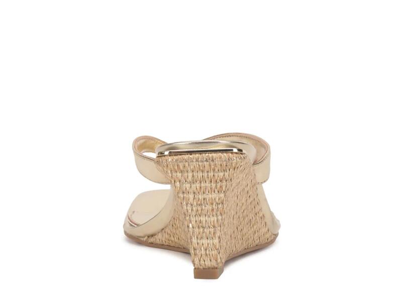 ヴィンスカムート レディース シューズ サンダル Vince CamutoCianna Wedge Sandal Gold Metallic Synthetic ゴールド