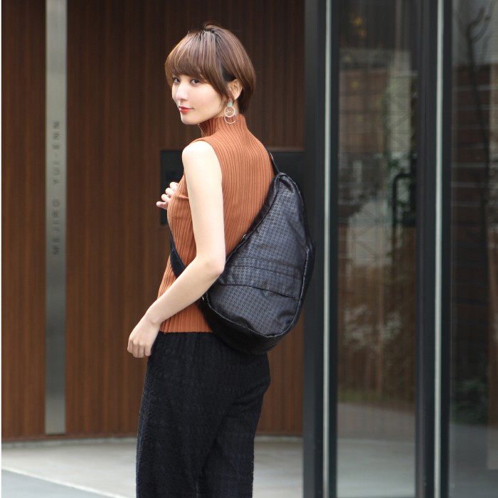 楽天市場 ヘルシーバックバッグ Healthy Back Bag ハウンドトゥース Sサイズ ブラック 斜めがけ 斜め掛け 肩掛け ワンショルダー メンズ レディース 可愛い かわいい かっこいい おしゃれ 通勤 通学 小さい 小さめ ナイロン 大人 Sサイズ 使いやすい 軽量 リココチ