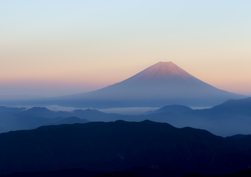 楽天市場】絵画風 壁紙ポスター （はがせるシール式） 朝焼けの富士山と雲海 富士山 ふじやま キャラクロ FJS-006A2 （A2版 594mm× 420mm） 建築用壁紙＋耐候性塗料 インテリア : レアルインターショップ