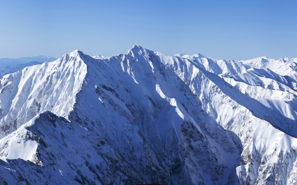 絵画風 壁紙ポスター (はがせるシール式) 後立山連峰の雪景色 鹿島槍ヶ岳 北アルプス 飛騨山脈 登山 キャラクロ M-NALP-003W1 (ワイド版 921mm×576mm) ＜日本製＞ ウォールステッカー お風呂ポスター