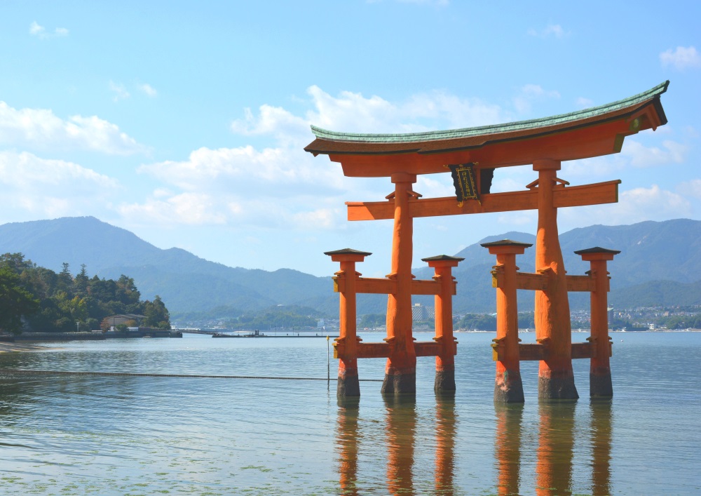 楽天市場 絵画風 壁紙ポスター はがせるシール式 厳島神社 大鳥居 日没 宮島 日本三景 キャラクロ Isj 005a2 版 594mm 4mm 建築用壁紙 耐候性塗料 インテリア レアルインターショップ