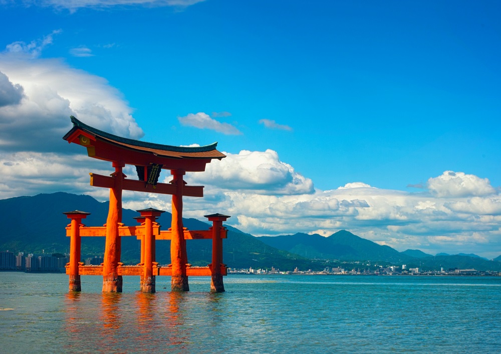 楽天市場 絵画風 壁紙ポスター はがせるシール式 厳島神社 大鳥居 日没 宮島 日本三景 キャラクロ Isj 005a2 版 594mm 4mm 建築用壁紙 耐候性塗料 インテリア レアルインターショップ