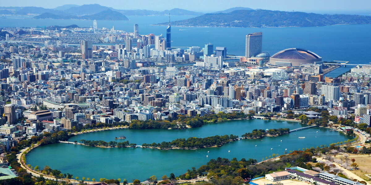 絵画風 壁紙ポスター (はがせるシール式) 福岡市の都市景観と博多湾 大濠公園 福岡タワー ヤフオク!ドーム キャラクロ FKOK-002S1 (パノラマS版 1152mm×576mm) ＜日本製＞ ウォールステッカー お風呂ポスター