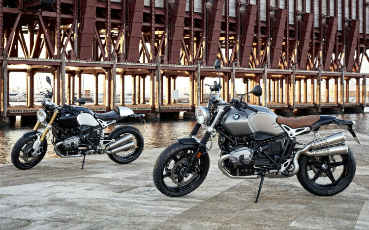 絵画風 壁紙ポスター (はがせるシール式) BMW R nineT 2014-16年 カフェレーサー キャラクロ BBMR-019W1 (ワイド版 921mm×576mm) ＜日本製＞ ウォールステッカー お風呂ポスター
