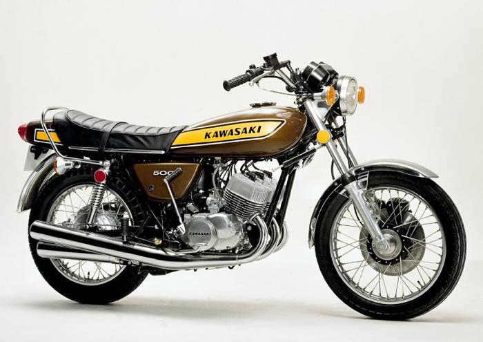 絵画風 壁紙ポスター (はがせるシール式) カワサキ 500-SS H1 マッハ3 茶黄 1975年 伝説のバイク キャラクロ K5SS-019A1 (A1版 830mm×585mm) ＜日本製＞ ウォールステッカー お風呂ポスター