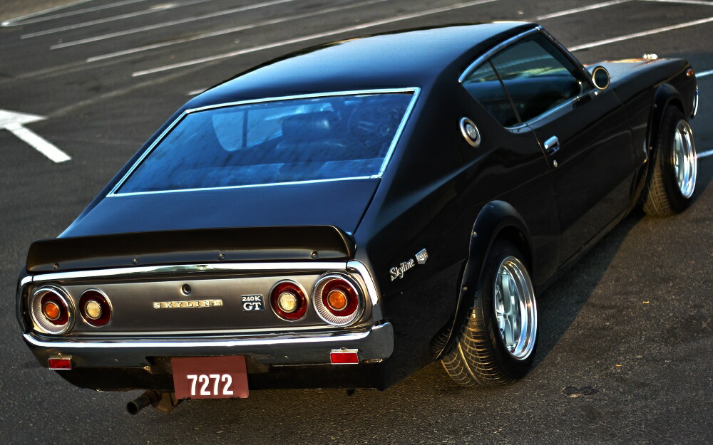 絵画風 壁紙ポスター (はがせるシール式) 日産 スカイライン 2000GT-R KPGC110型 ケンメリ ダットサン 240K 1974年 キャラクロ C110-009W1 (ワイド版 921mm×576mm) ＜日本製＞ ウォールステッカー お風呂ポスター