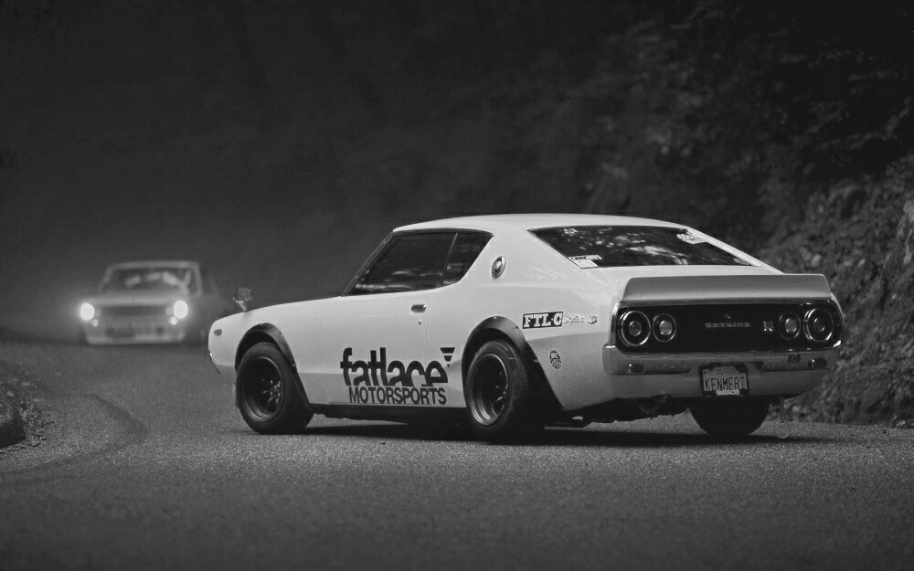 絵画風 壁紙ポスター (はがせるシール式) 日産 スカイライン 2000GT-R KPGC110型 ケンメリ ダットサン 240K 1974年 モノクロ キャラクロ C110-016W1 (ワイド版 921mm×576mm) ＜日本製＞ ウォールステッカー お風呂ポスター