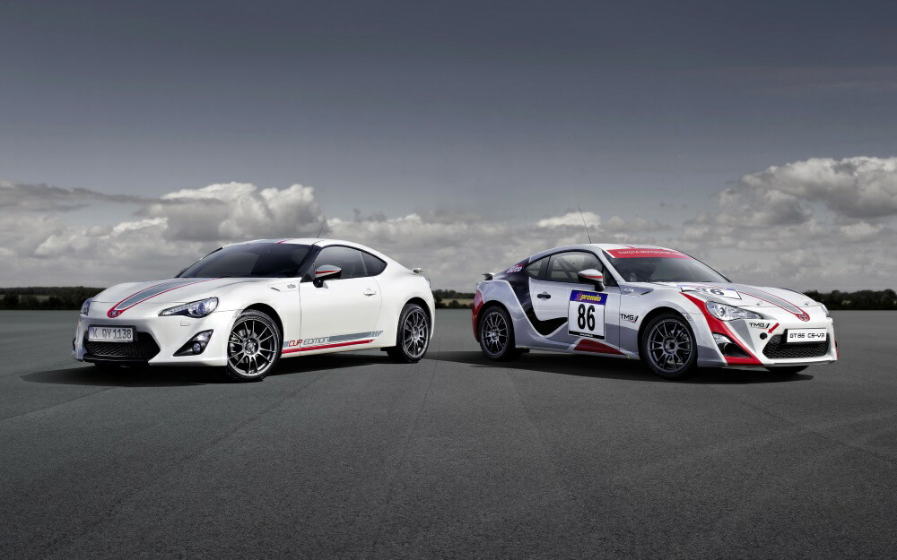絵画風 壁紙ポスター (はがせるシール式) トヨタ GT86 Cup Edition & CS-V3 2013年 ハチロク キャラクロ GT86-005W1 (ワイド版 921mm×576mm) ＜日本製＞ ウォールステッカー お風呂ポスター