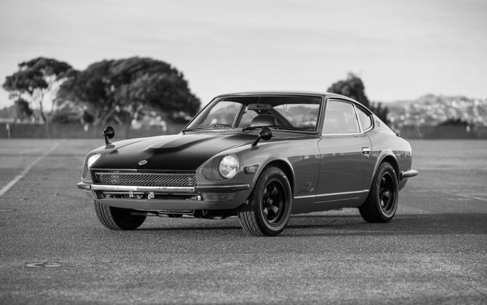 絵画風 壁紙ポスター (はがせるシール式) 日産 フェアレディ Z432 2.0L DOHCモデル 1969年 モノクロ キャラクロ Z432-002W1 (ワイド版 921mm×576mm) <日本製> ウォールステッカー お風呂ポスター