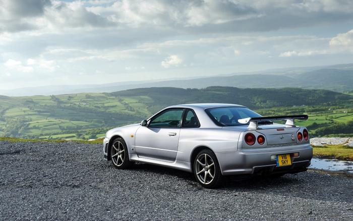 絵画風 壁紙ポスター (はがせるシール式) 日産 スカイライン GT-R R34 SpecV シルバー 1999年 キャラクロ NR34-007W1 (ワイド版 921mm×576mm) ＜日本製＞ ウォールステッカー お風呂ポスター