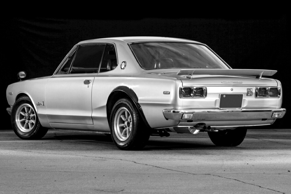 絵画風 壁紙ポスター (はがせるシール式) 日産 スカイライン 2000GT-R 初代 2ドアHT 後期型(KPGC10型) ハコスカ 1971年 モノクロ キャラクロ C10-007S1 (864mm×576mm) ＜日本製＞ ウォールステッカー お風呂ポスター
