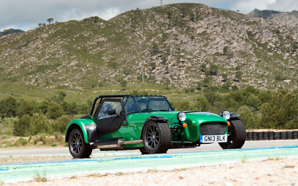 絵画風 壁紙ポスター (はがせるシール式) ケーターハム・セブン 485S 2013年 グリーン Caterham 7 スーパーセブン キャラクロ CTH7-012W1 (ワイド版 921mm×576mm) ＜日本製＞ ウォールステッカー お風呂ポスター