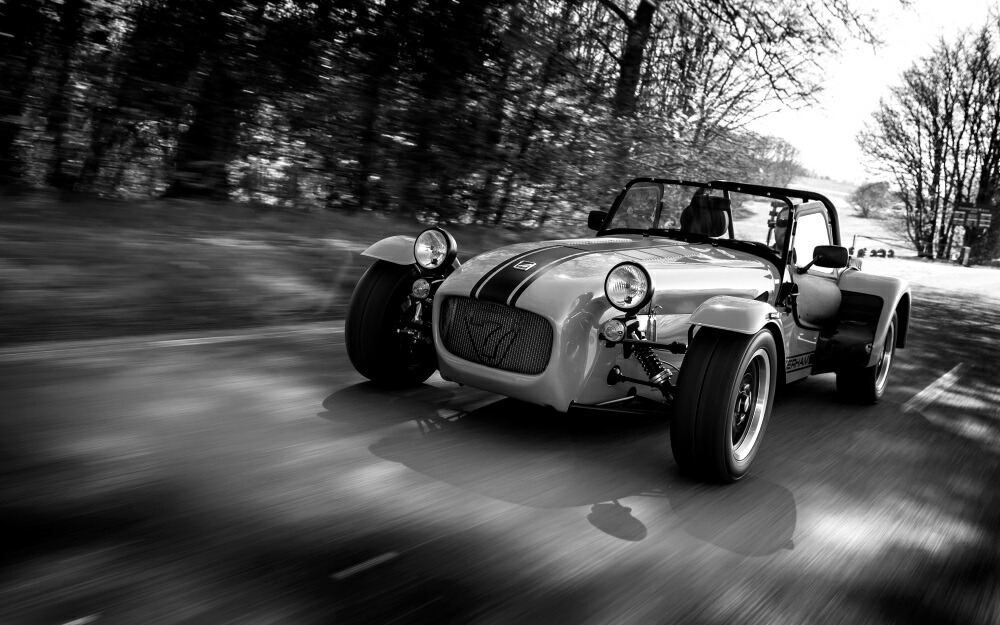 絵画風 壁紙ポスター (はがせるシール式) ケーターハム・セブン 275R 2015年 ライムグリーン Caterham 7 スーパーセブン モノクロ キャラクロ CTH7-013WM1 (ワイド版 921mm×576mm) ＜日本製＞ ウォールステッカー お風呂ポスター