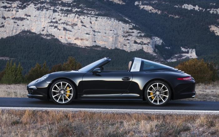 絵画風 壁紙ポスター (はがせるシール式) ポルシェ 911 タルガ4S 991型 2014年 ブラック キャラクロ P991-010W1 (ワイド版 921mm×576mm) ＜日本製＞ ウォールステッカー お風呂ポスター