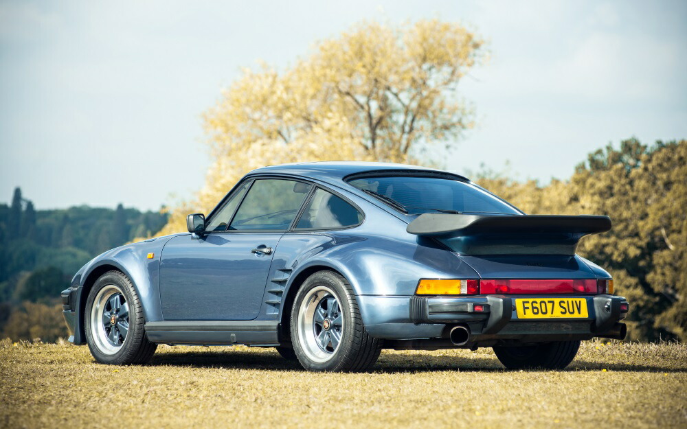 楽天市場 絵画風 壁紙ポスター はがせるシール式 ポルシェ 911 ターボ Se フラットノーズ 930型 1986年 メタリックブルー キャラクロ P930 010w1 ワイド版 921mm 576mm 建築用壁紙 耐候性塗料 インテリア レアルインターショップ