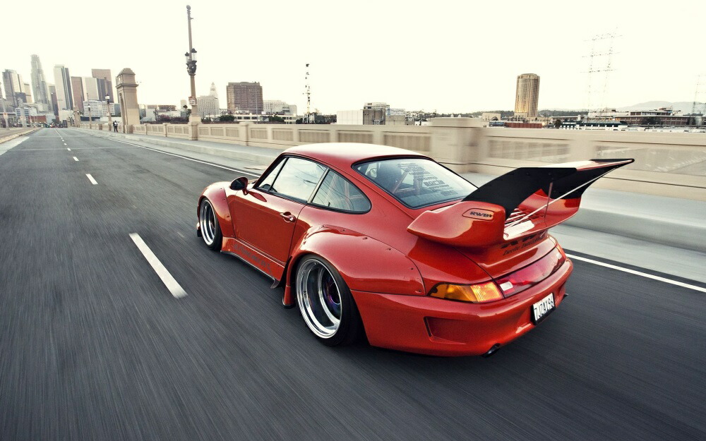 絵画風 壁紙ポスター (はがせるシール式) ポルシェ 911 クーペ RWBチューニングカー 993型 1995年 レッド キャラクロ P993-007W1 (ワイド版 921mm×576mm) ＜日本製＞ ウォールステッカー お風呂ポスター