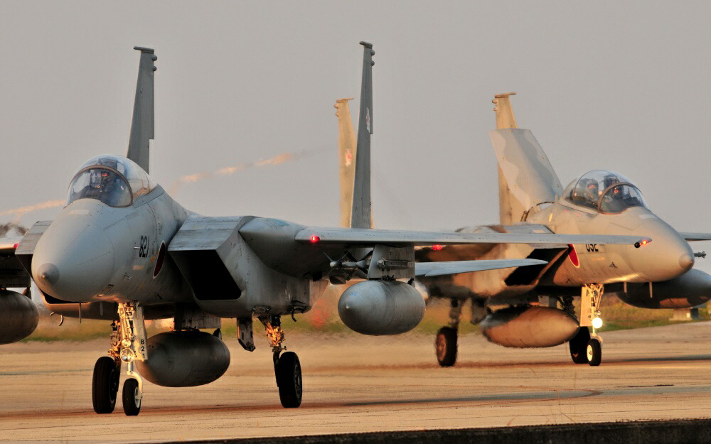 絵画風 壁紙ポスター (はがせるシール式) 航空自衛隊 F-15J(単座型) & F-15DJ(複座型) イーグル 戦闘機 JASDF 空自 ミリタリー キャラクロ JASD-010W1 (ワイド版 921mm×576mm) ＜日本製＞ ウォールステッカー お風呂ポスター