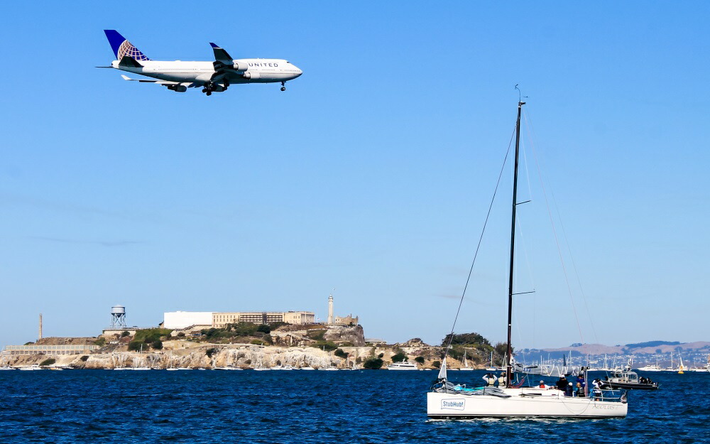 絵画風 壁紙ポスター (はがせるシール式) ユナイテッド航空 UA ボーイング 747-400 ジャンボジェット & ヨット クルージング キャラクロ B747-006W1 (ワイド版 921mm×576mm) ＜日本製＞ ウォールステッカー お風呂ポスター