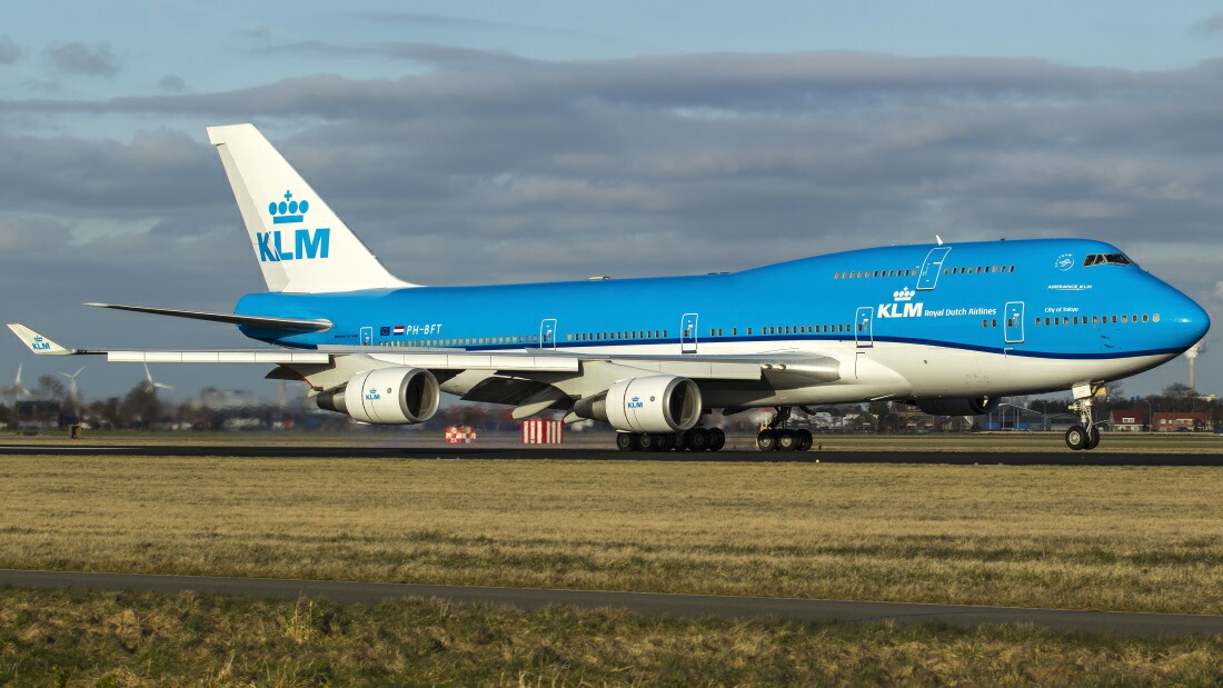 絵画風 壁紙ポスター (はがせるシール式) KLMオランダ航空 KL ボーイング 747-400 ジャンボジェット 1989年運用 キャラクロ B747-015S1 (1024mm×576mm) ＜日本製＞ ウォールステッカー お風呂ポスター