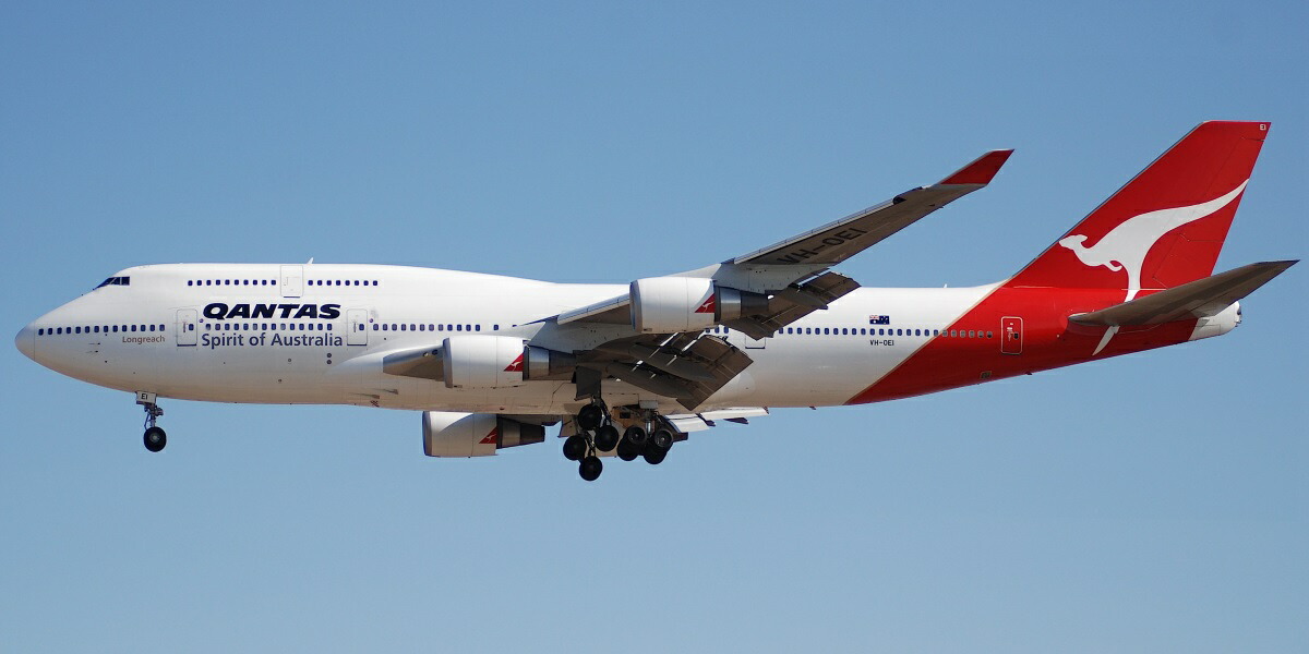 絵画風 壁紙ポスター (はがせるシール式) カンタス航空 GF ボーイング 747-400ER Long Reach ジャンボジェット 2002年運用 パノラマ キャラクロ B747-020S1 (1152mm×576mm) ＜日本製＞ ウォールステッカー お風呂ポスター