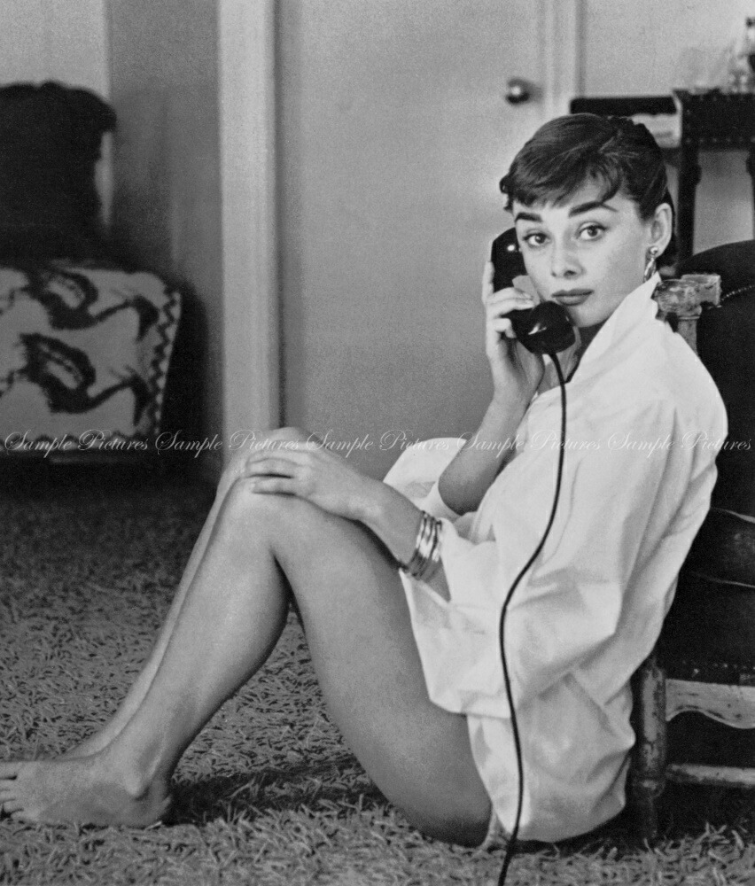 絵画風 壁紙ポスター (はがせるシール式) 自宅でのオードリー・ヘップバーン 1953年 モノクロ ローマの休日 キャラクロ AHB-013S1(585mm×687mm)＜日本製＞ ウォールステッカー お風呂ポスター