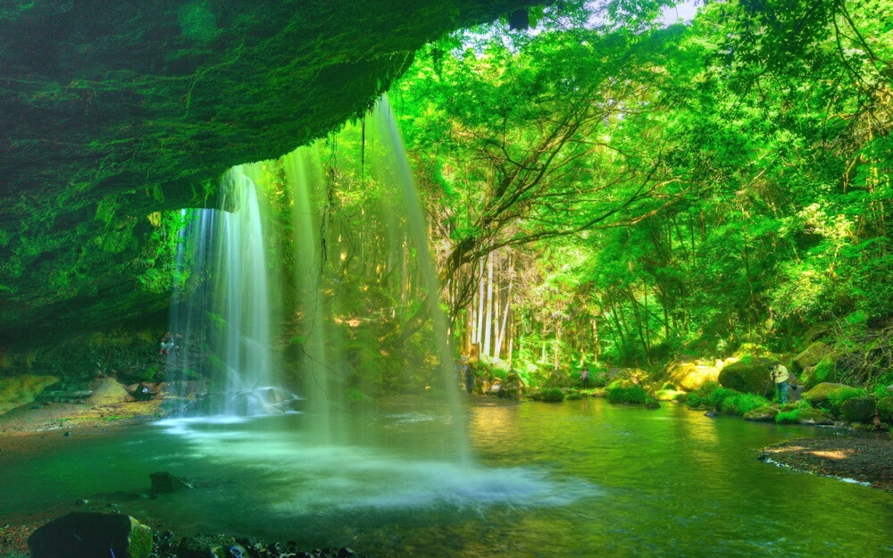 楽天市場 絵画風 壁紙ポスター はがせるシール式 地球の撮り方 これぞ自然の恵み 癒しのシャワー 光芒と水のカーテンの鍋ケ滝 阿蘇市小国町 日本の絶景 キャラクロ C Zjp 097w1 ワイド版 921mm 576mm 建築用壁紙 耐候性塗料 インテリア レアルインター