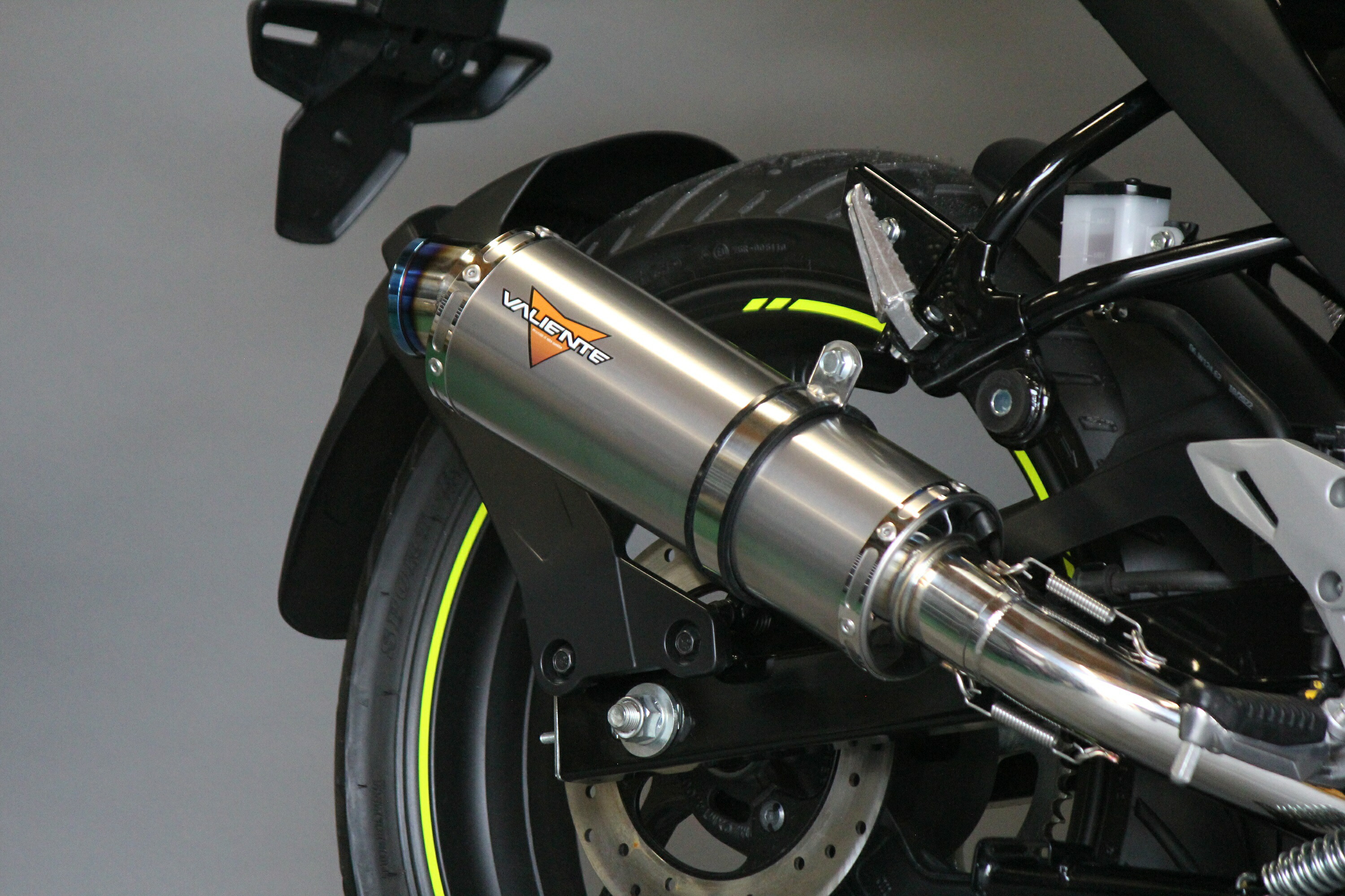 専用Realizeジクサー150 8BK-ED131 22Racing マフラー imgrc0087000125.jpg