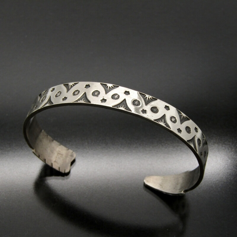 極美品 ペリーショーティ／シルバー バングル ４面スタンプ サンバースト 楽天市場】【中古】Perry Shorty ナバホ族 バングル 4面