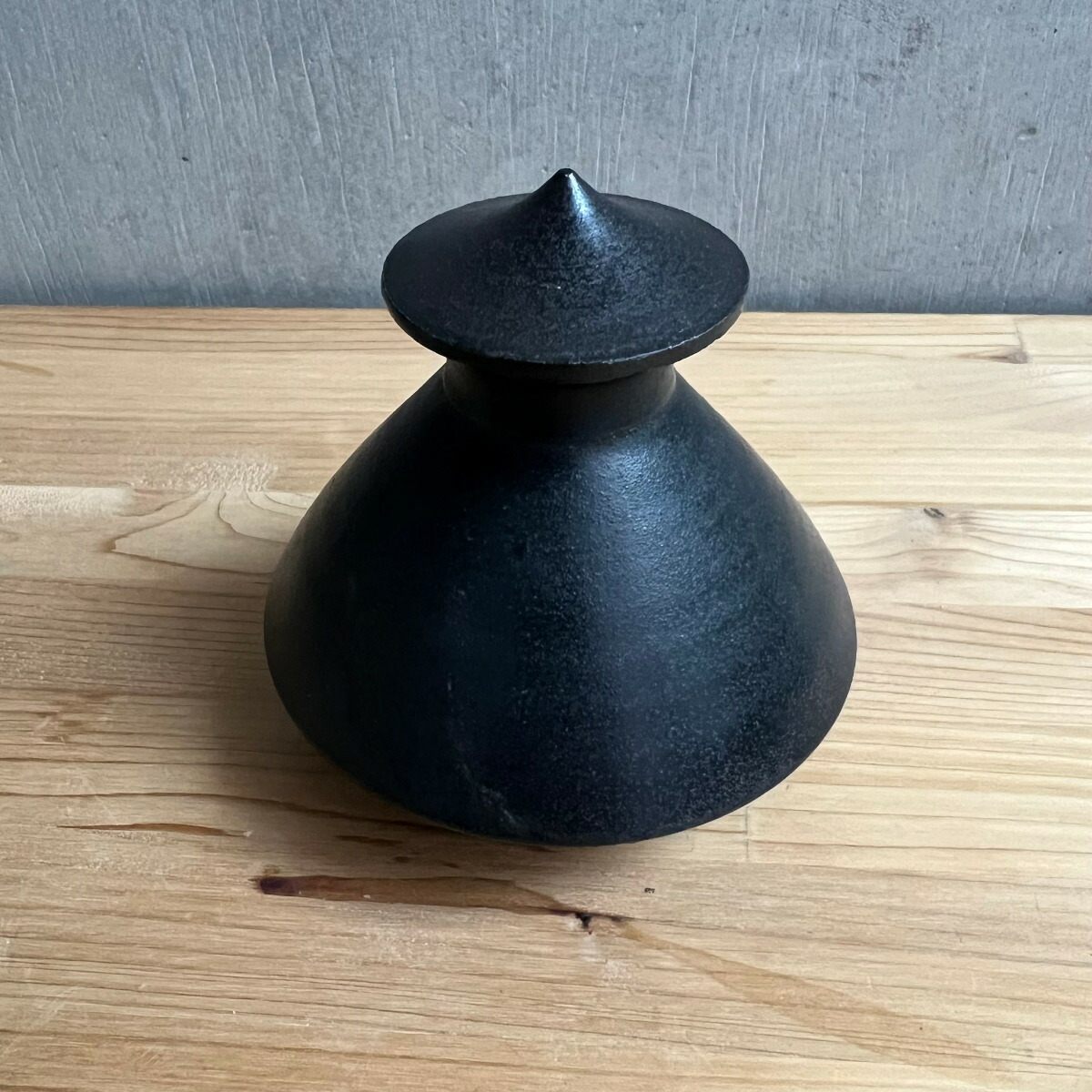 小石原焼 實山窯 黒釉注器 醤油差し 言い慣わし芸術と今めかしいひな形が一緒になるした役立つこと美の珠玉 静電容量130竓