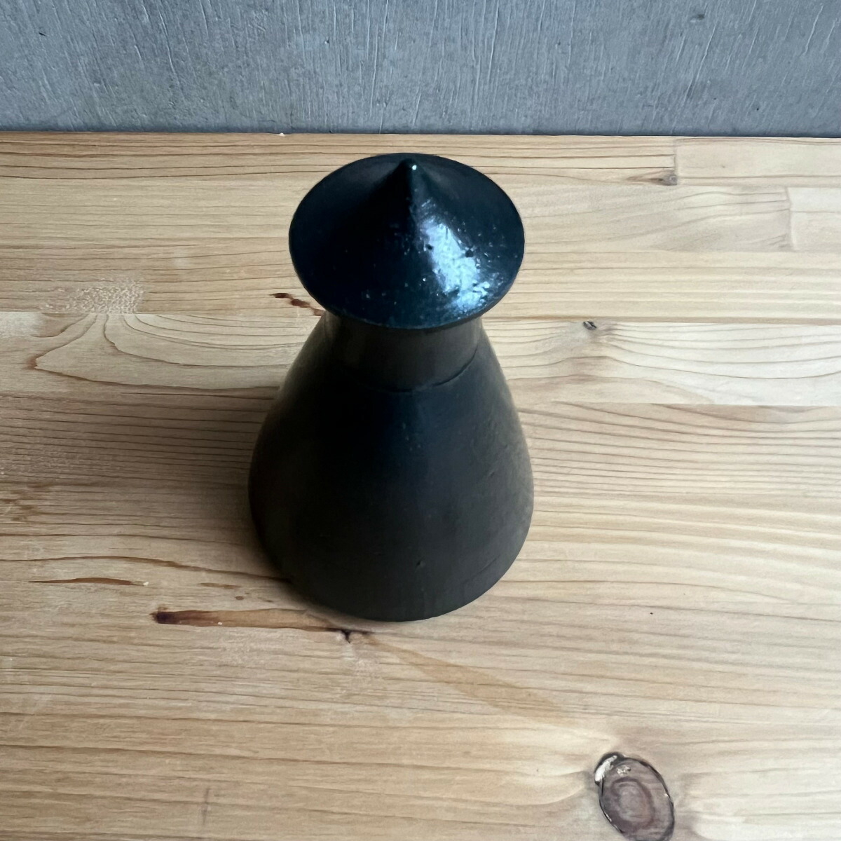 小石原焼 實山窯 黒釉注器 醤油差し か細い型 | 縦長外形が見目麗しい言い慣わしの醤油蛆虫 静電容量110竓