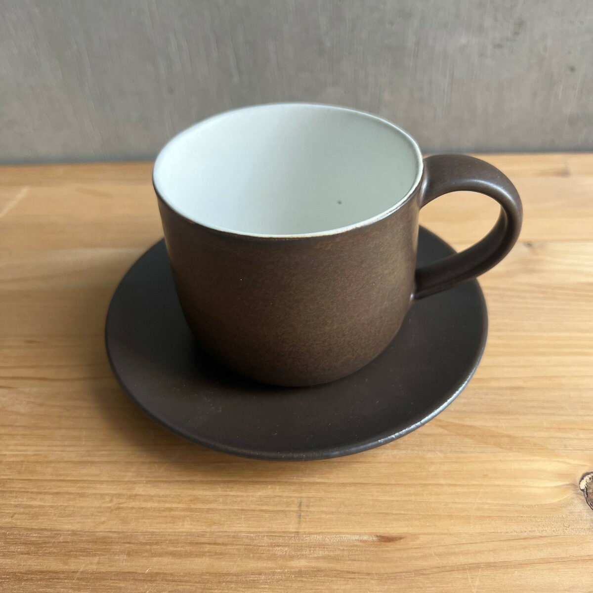 陶器つる岡 鶴岡誠 コーヒーカップ＆ソーサー 内白外黒｜珈琲碗皿 カフェ モダン ギフト