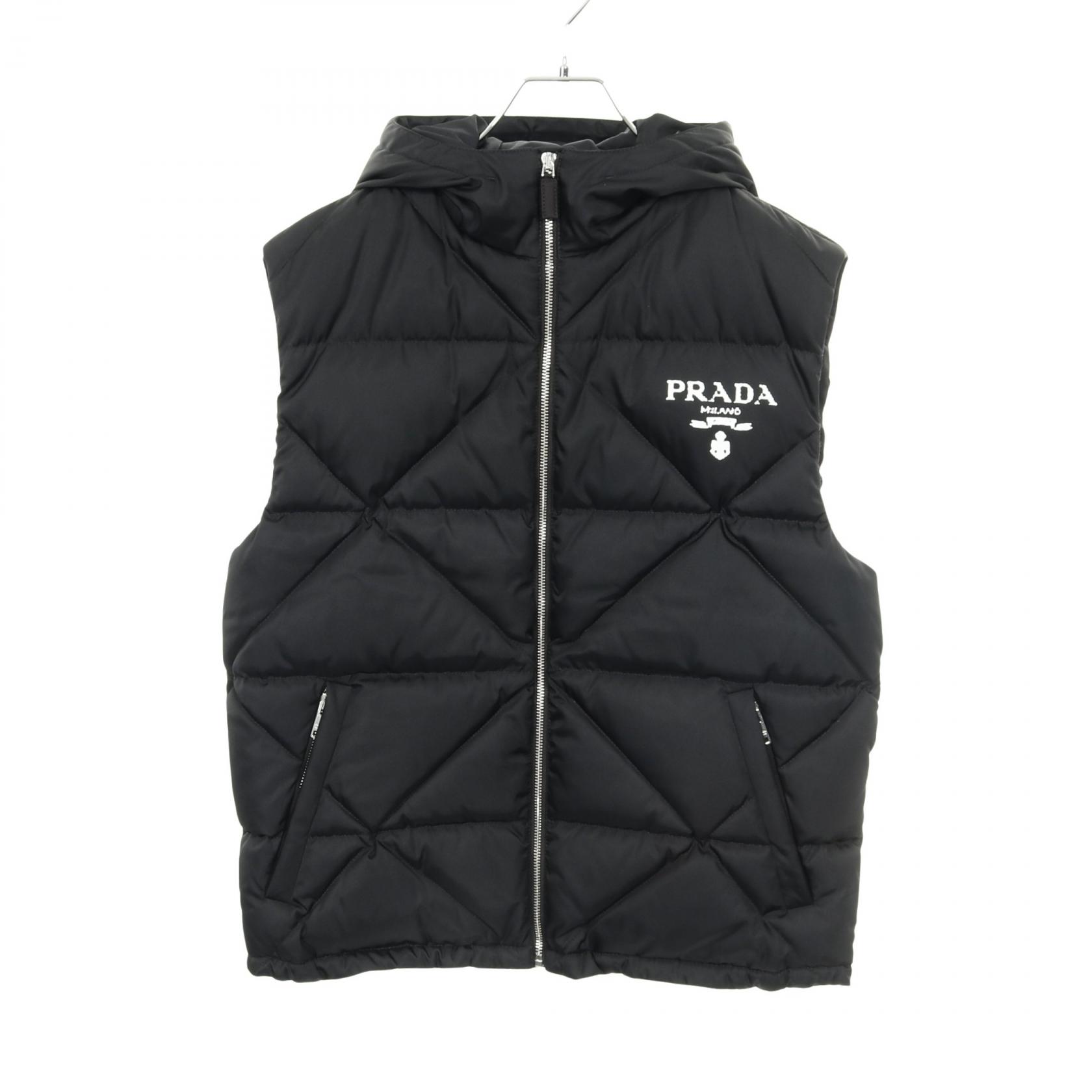 PRADA ネイビー ダウンベスト 中古・古着通販】PRADA (プラダ) ロゴプレートダウンベスト